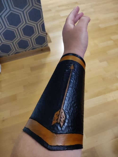 leather arm guard with arrow in yellow and black